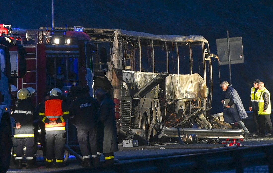 По меньшей мере 45 человек погибли в результате пожара автобуса на шоссе в Болгарии