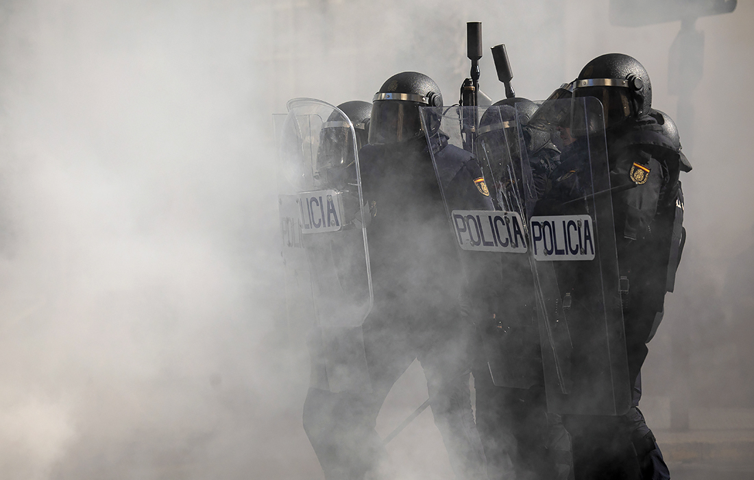 Во время забастовки рабочих-металлургов в испанском Кадисе случились столкновения демонстрантов и полиции
