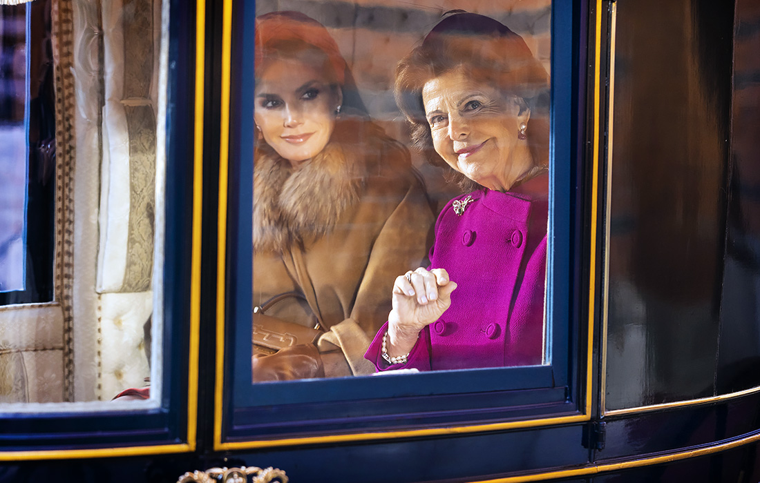 Королевская чета Испании прибыла с официальным визитом в Швецию. На фото: королева Испании Летиция и королева Швеции Сильвия в Стокгольме (слева направо).