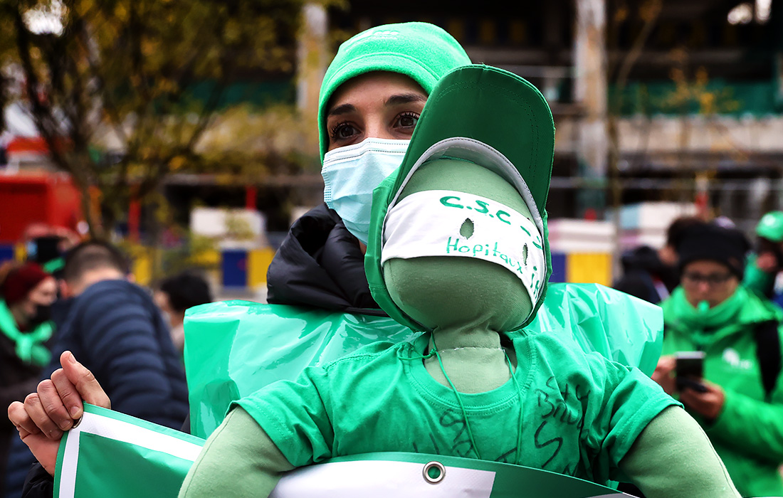 Медицинские работники собрались на демонстрацию против проекта санкций, связанных с обязательной вакцинацией в Брюсселе