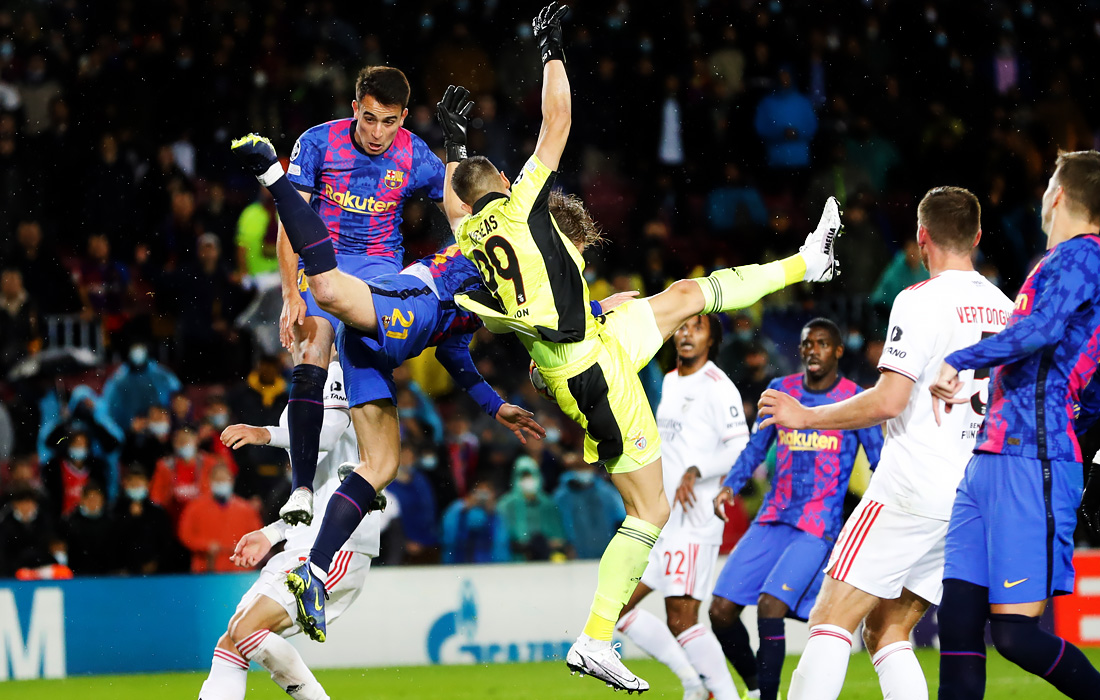 Защитник "Барселоны" Эрик Гарсия (слева) и полузащитник Френки де Йонг (2-й слева) против вратаря "Бенфики" Одиссеаса Влаходимоса (в центре) во время футбольного матча группы E Лиги чемпионов УЕФА в Каталонии