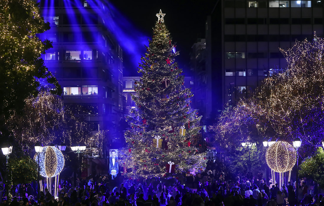 Зажжение рождественской елки на площади Синтагма в Афинах