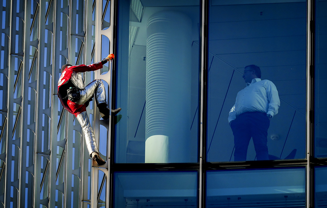 Французский скалолаз Ален Робер залез на высотку в центре Франкфурта