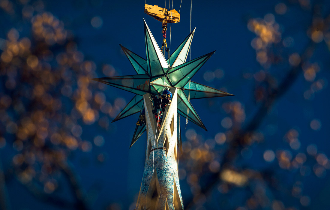 В Барселоне на вершине одной из башен базилики Саграда Фамилия установили гигантскую хрустальную звезду
