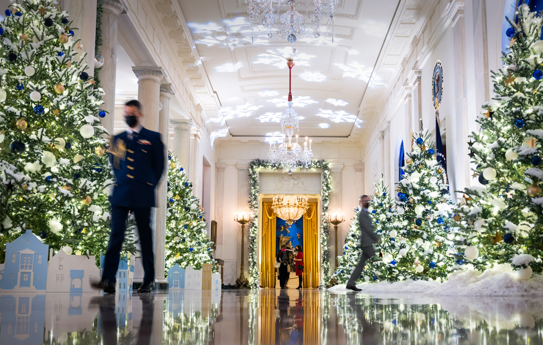 Первая леди США Джилл Байден представила новый рождественский интерьер Белого дома