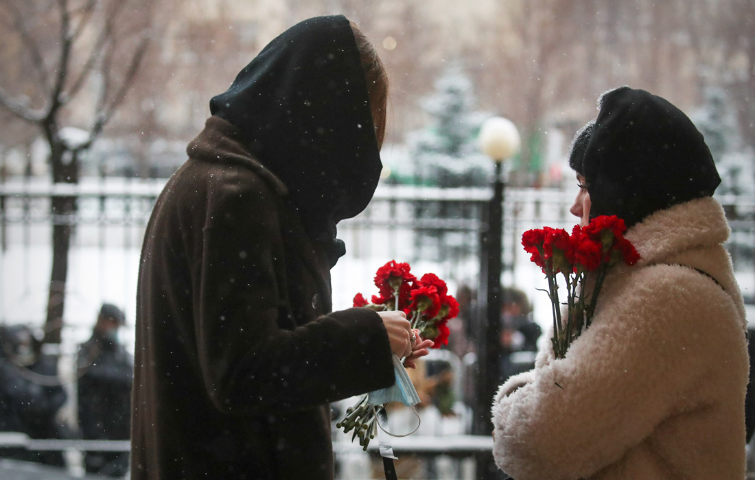Женщины с цветами у театра "Градский холл"