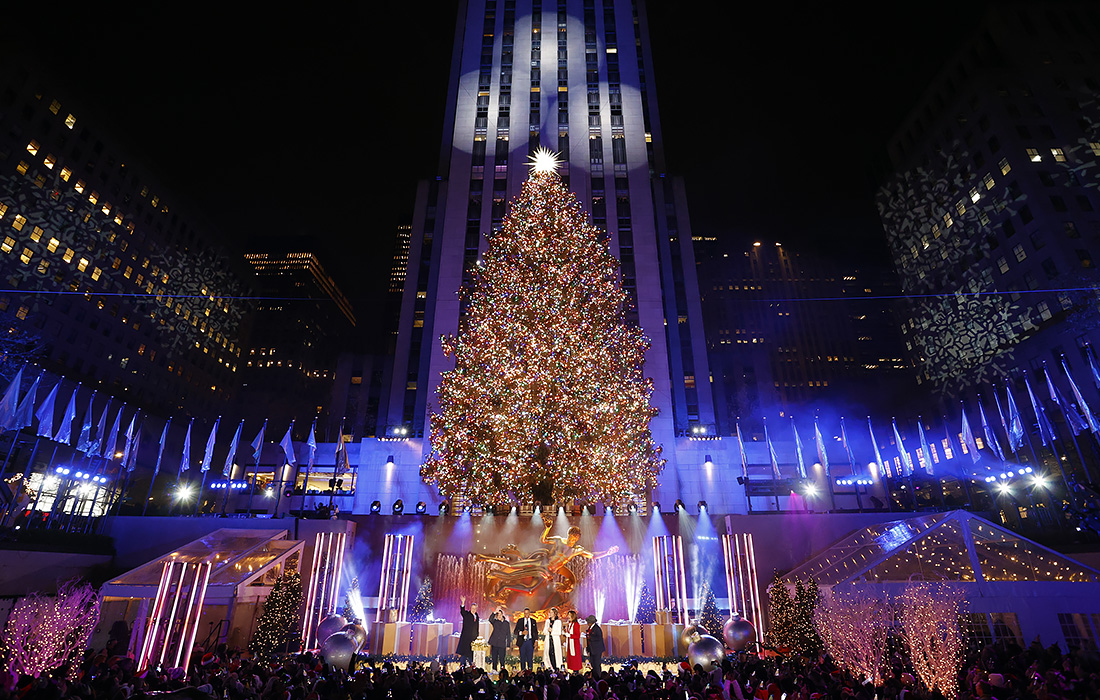 Ежегодная церемония зажжения рождественской елки в Рокфеллер-центре в Нью-Йорке