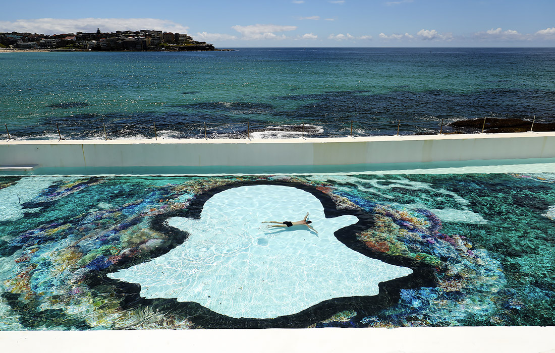 Snapchat присоединился к запуску кампании по защите Большого Барьерного рифа. На фото: логотип Snapchat на дне бассейна на популярном сиднейском пляже Бонди.