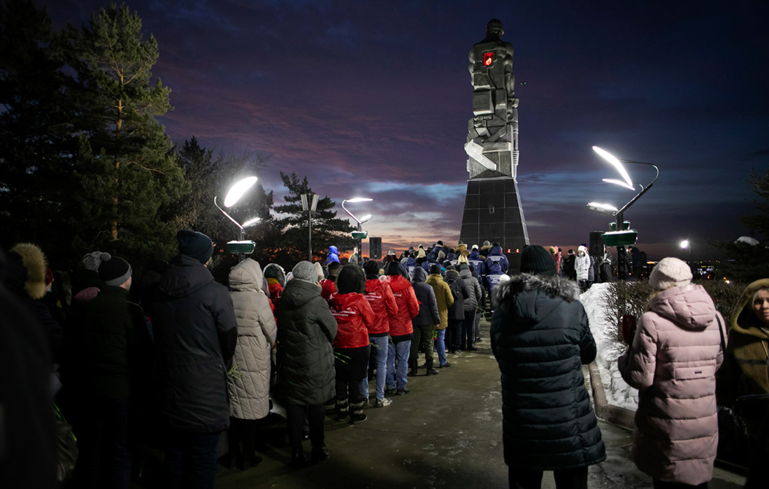 Жители Кузбасса почтили память погибших на шахте "Листвяжная"