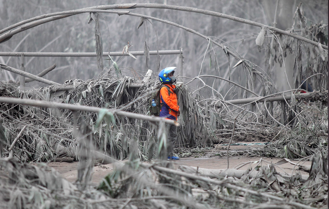 В Индонезии на острове Ява проснулся вулкан Семеру. Целые деревни оказались погребены под слоем пепла. В результате извержения вулкана погибли не менее 13 человек.