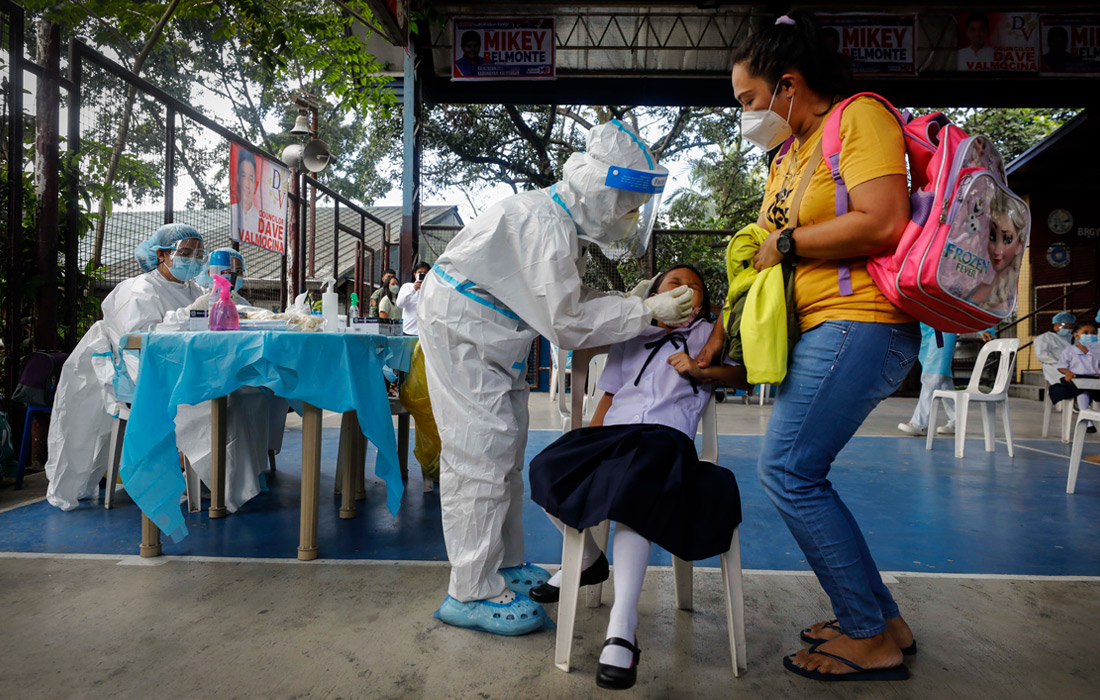 5 декабря. Школьникам во многих странах мира пришлось прервать очное обучение из-за пандемии COVID-19, но в некоторых странах они уже вернулись к учебе в обычном режиме. На фото: ученица проходит экспресс-тест на антиген COVID-19 перед посещением занятия в начальной школе в Маниле, Филиппины.