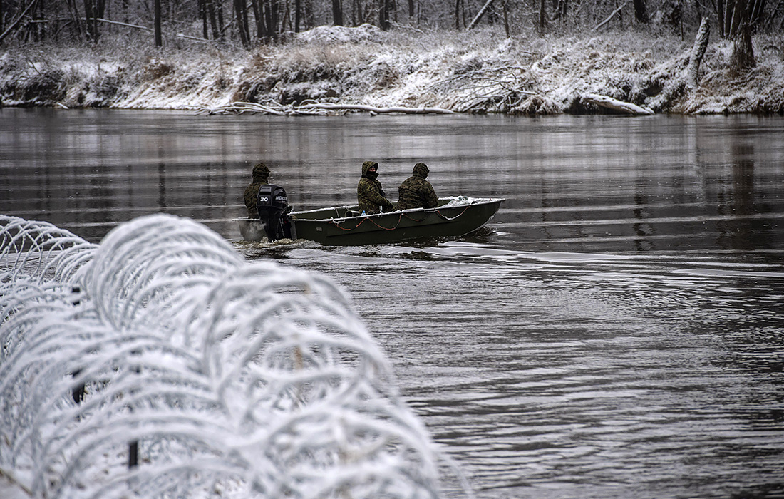 Польские солдаты патрулируют польско-белорусскую границу на реке Буг