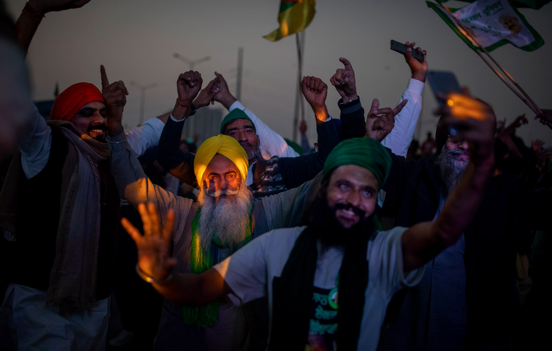 Индийские фермеры приостановили продолжающиеся на протяжении года протесты после того, как правительство отозвало спорные законы о фермерских хозяйствах