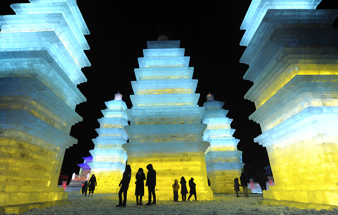 "Мир льда и снега" в китайском Чанчуне, включающий более 160 ледяных и снежных скульптур, открылся для публики