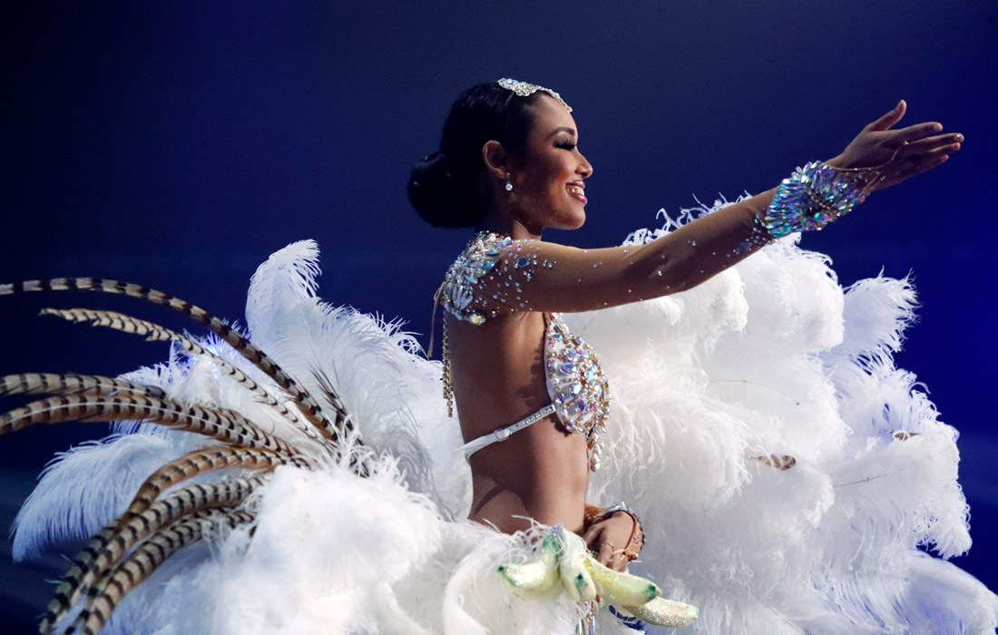 "Мисс Франция" Клеманс Ботино во время показа национального костюма