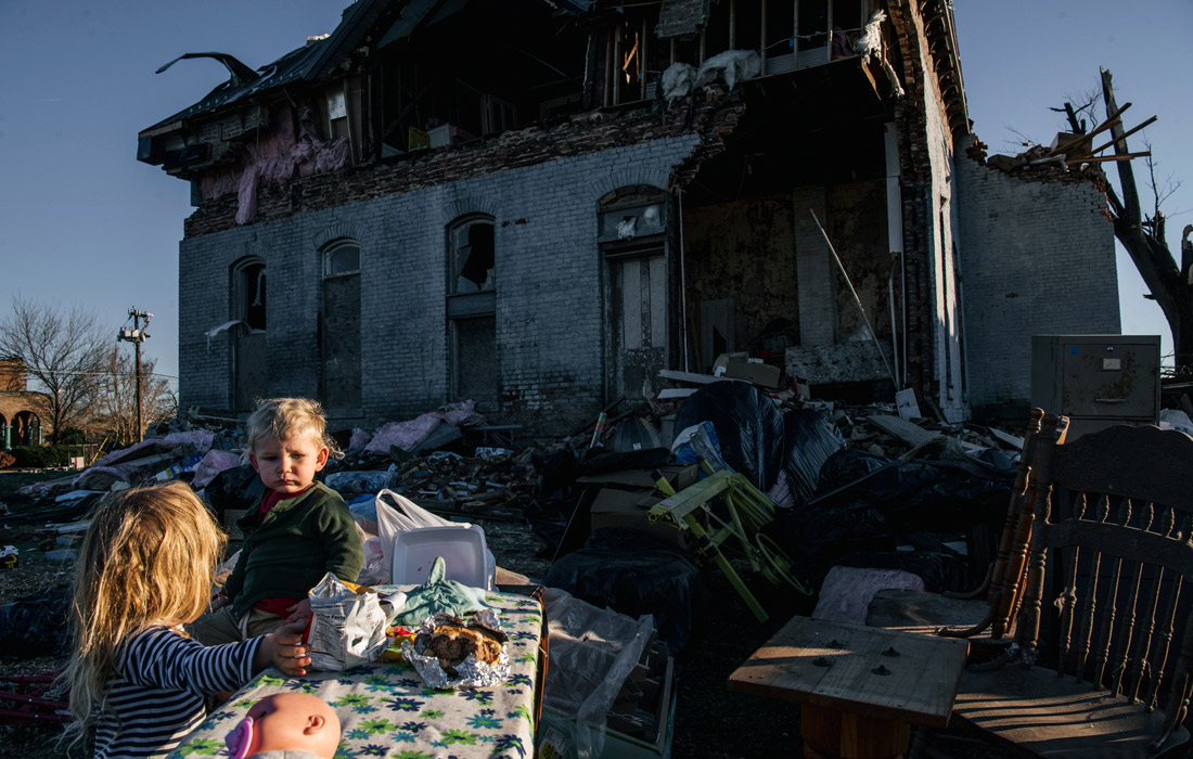 Несколько торнадо, обрушившихся на штат Кентукки в минувшую пятницу, практически превратили в развалины город Мэйфилд и его окрестности