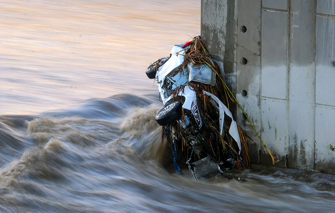 Сильный шторм обрушился на Калифорнию. Несколько машин смыло в бурный поток реки Лос-Анджелес.