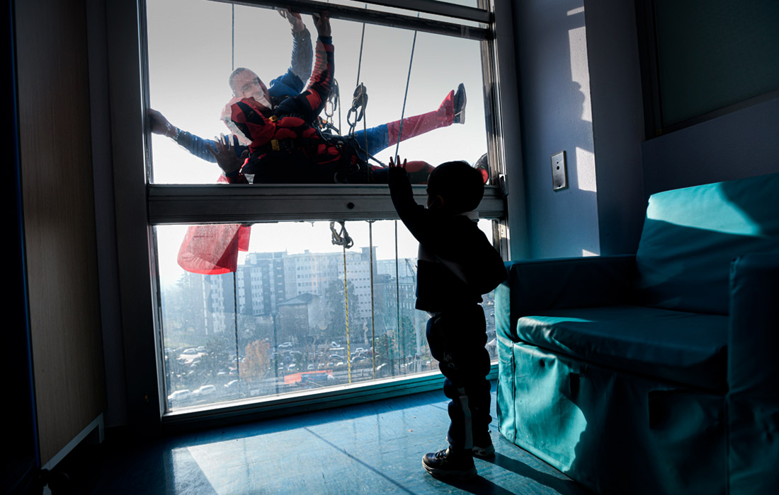 Альпинисты в костюмах супергероев навестили юных пациентов больницы в Милане