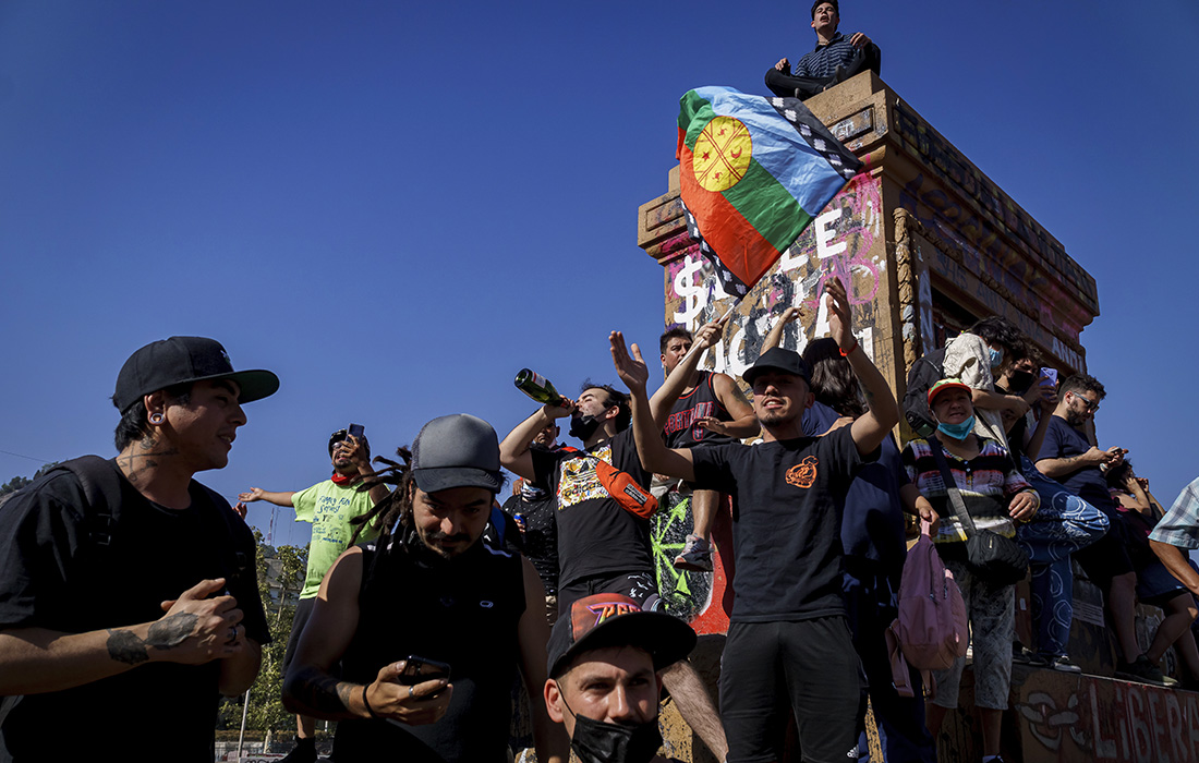 В Чили проходят массовые торжества по поводу кончины вдовы диктатора Аугусто Пиночета - Люсии Хириарт, которая скончалась на 100-м году жизни