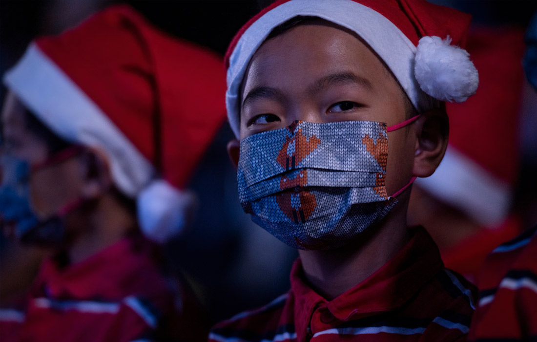 17 декабря. Ученые из Гонконга выяснили, что штамм "омикрон" может заражать в 70 раз быстрее других видов COVID.