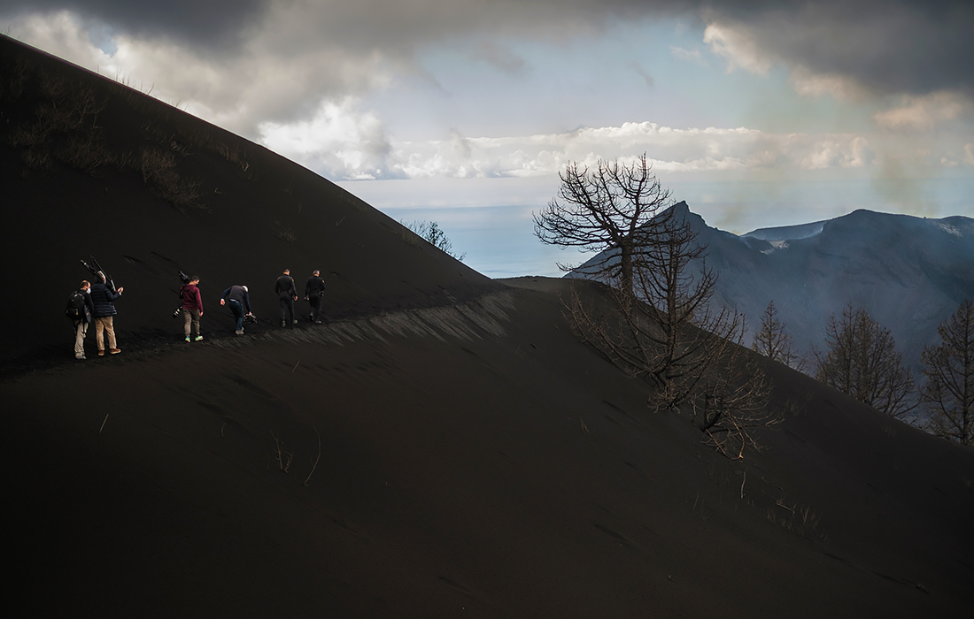 Работы по очистке территории Ла-Пальмы, покрытой вулканическим пеплом