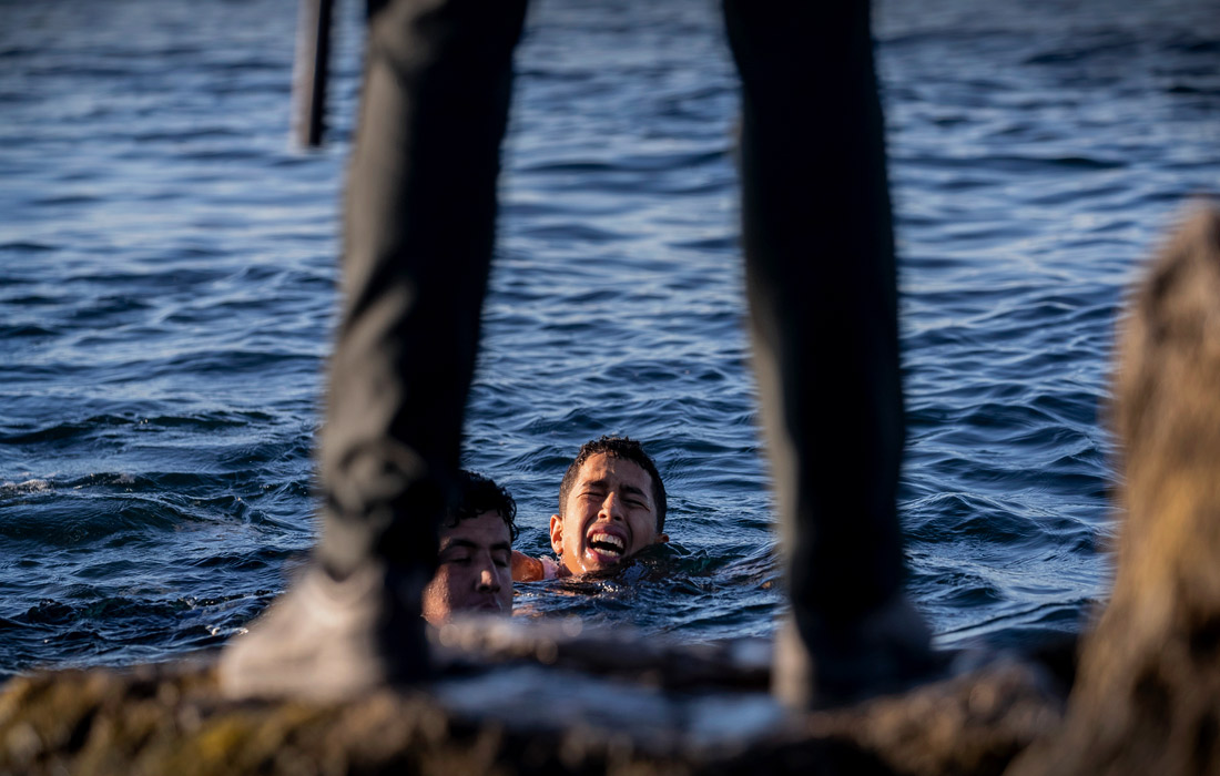 May oyi oʻrtalarida Yevropa Ittifoqidan boshpana olishga umid qilgan olti mingdan toʻqqiz minggacha noqonuniy muhojir Ispaniyaning Afrika shimolidagi Seuta avtonom shahri hududiga oʻtib ketishdi. Ispaniya hukumati muhojirlarni Marokashdan mamlakatga kirishiga yo‘l qo‘ymaslik uchun armiyani safarbar qilishga qaror qildi.