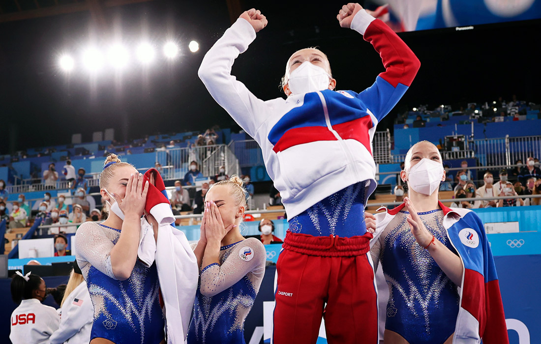 23 июля в Токио стартовали XXXII летние Олимпийские игры. По итогам российские спортсмены завоевали 71 медаль: 20 золотых, 28 серебряных и 23 бронзовые, заняв пятое место в неофициальном общем зачете. Женская сборная России по спортивной гимнастике (на фото) впервые выиграла золото ОИ в командном многоборье.