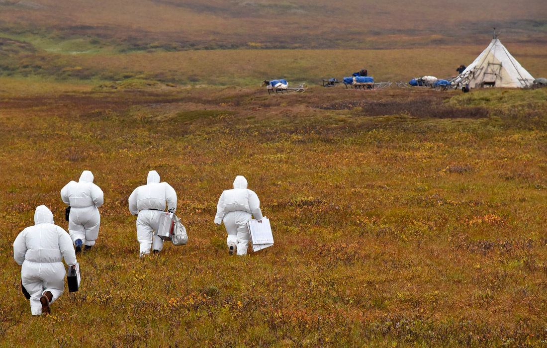 16 сентября в России завершилось досрочное голосование на выборах в Госдуму. Члены избирательных комиссий добирались до самых отдаленных точек страны на вертолетах, катерах, вездеходах.