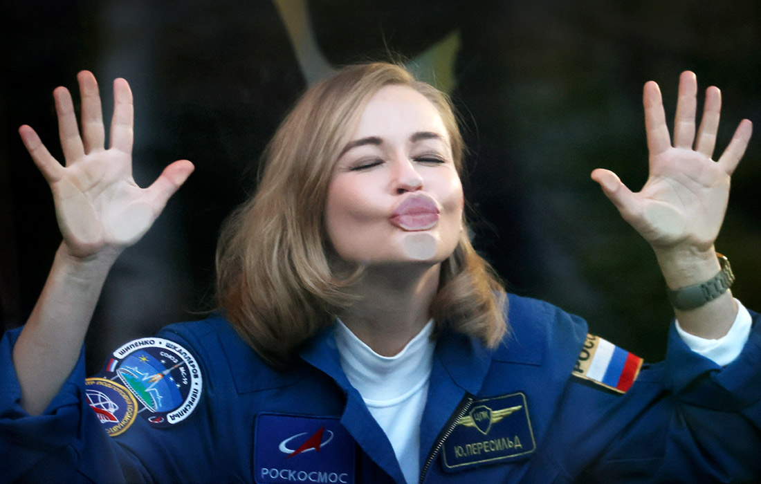 5 октября к Международной космической станции стартовал корабль с актрисой Юлией Пересильд (на фото) и режиссером Климом Шипенко на борту. Они отправились на МКС для съемок первого художественного фильма в космосе.