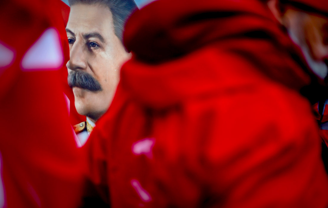 В Москве сторонники партии КПРФ возложили цветы к месту захоронения Иосифа Сталина в честь 142-й годовщины со дня его рождения