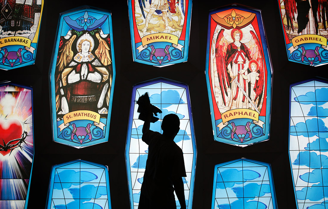 Индонезия - самая густонаселенная мусульманская страна в мире - готовится к празднованию Рождества. На охрану тысяч церквей в рождественскую ночь будут направлены 217 000 полицейских.