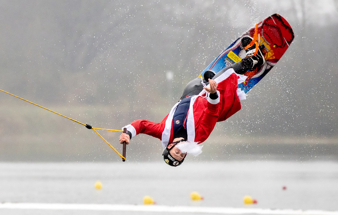 Вейкбордист на озере в Аурихе, Германия