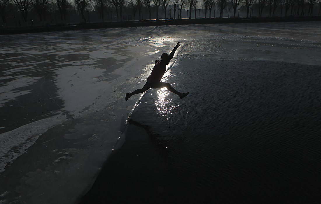Купание в зимней проруби в китайском Шэньяне