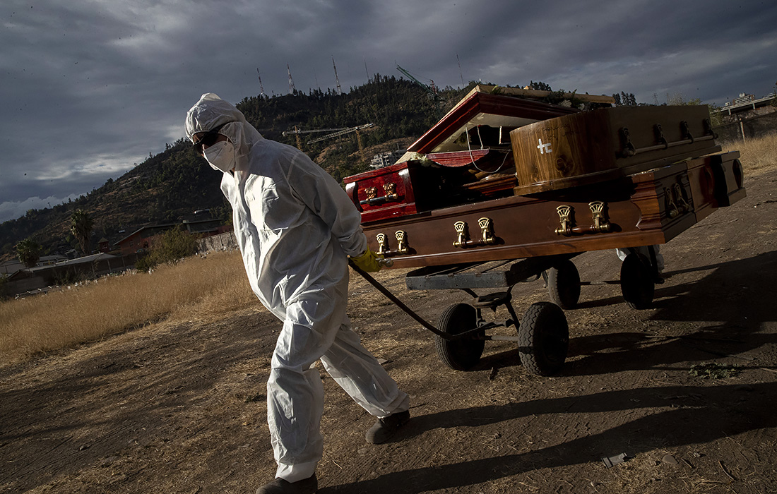 21 апреля. В Чили случилась новая вспышка COVID-19. Палаты интенсивной терапии переполнены, а страна во второй раз закрыла границы. На фото: работник похоронного бюро увозит пустые гробы после кремации умерших от коронавируса на кладбище Ла Реколета в Сантьяго.