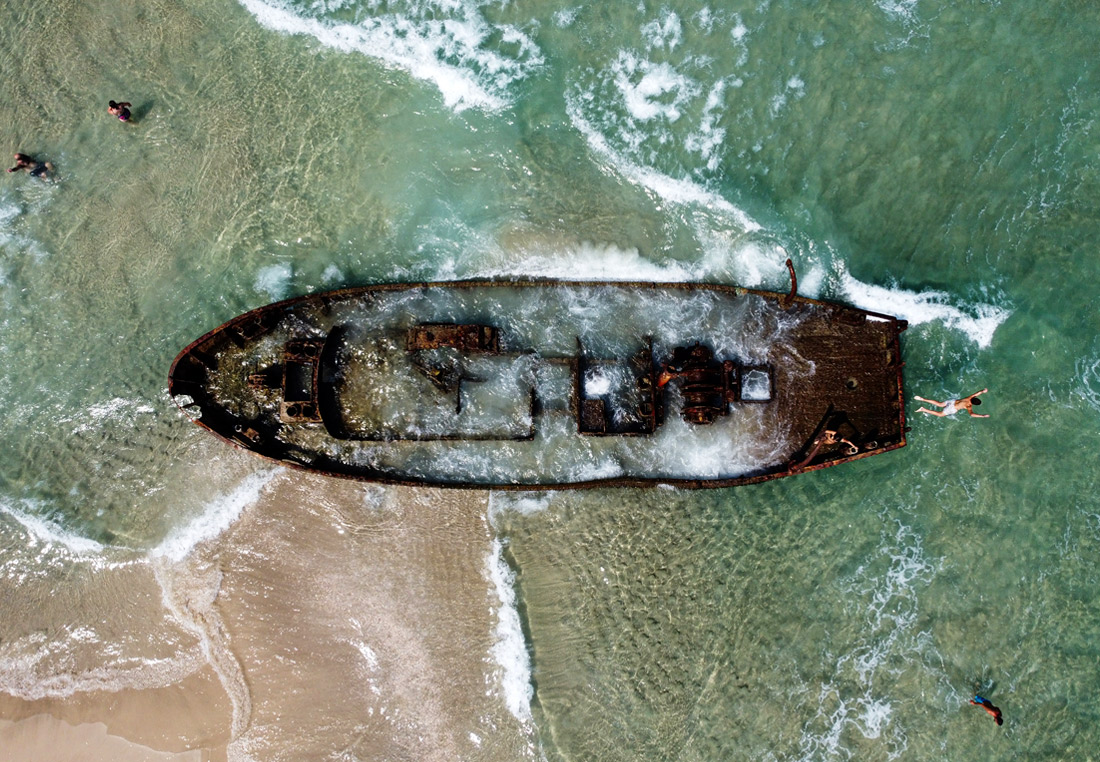 Обломки лодки на пляже Хабоним, Израиль