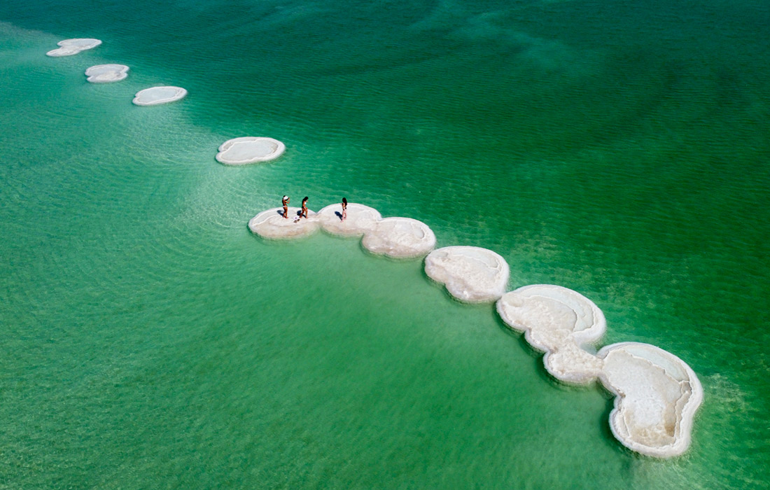 Пляжный курорт Эйн-Бокек на берегу Мертвого моря, Израиль