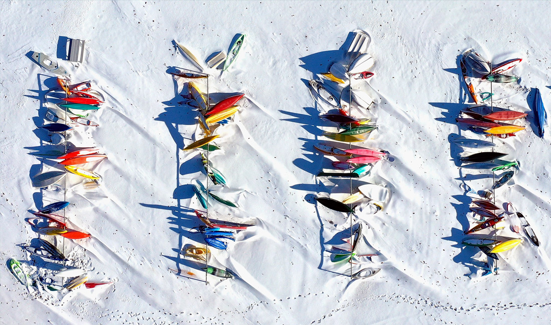 Каяки в снегу в Сентерпорте, штат Нью-Йорк