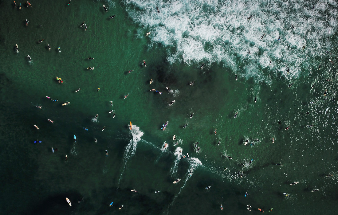 Серферы у побережья австралийского штата Новый Южный Уэльс