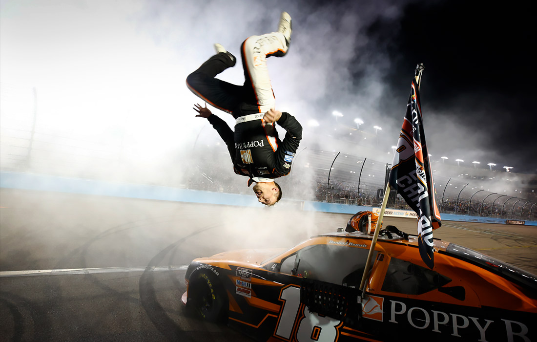 Даниэль Хемрик празднует победу в гонке NASCAR Xfinity