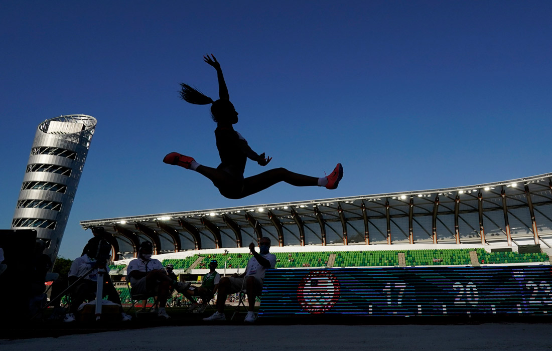 Американская легкоатлетка Жасмин Тодд на соревнованиях по прыжкам в длину в Юджине, штат Орегон