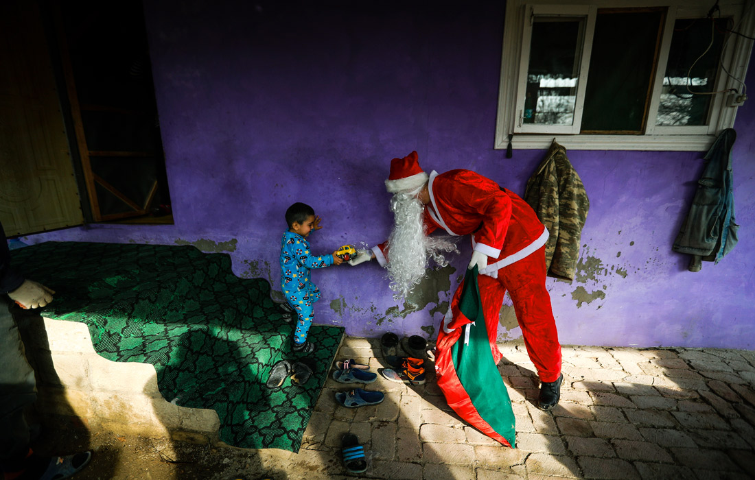 Мужчина в костюме Санта-Клауса раздал подарки детям в Нефтечале, Азербайджан