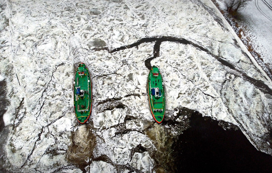 Ледоколы на реке Одра в Польше