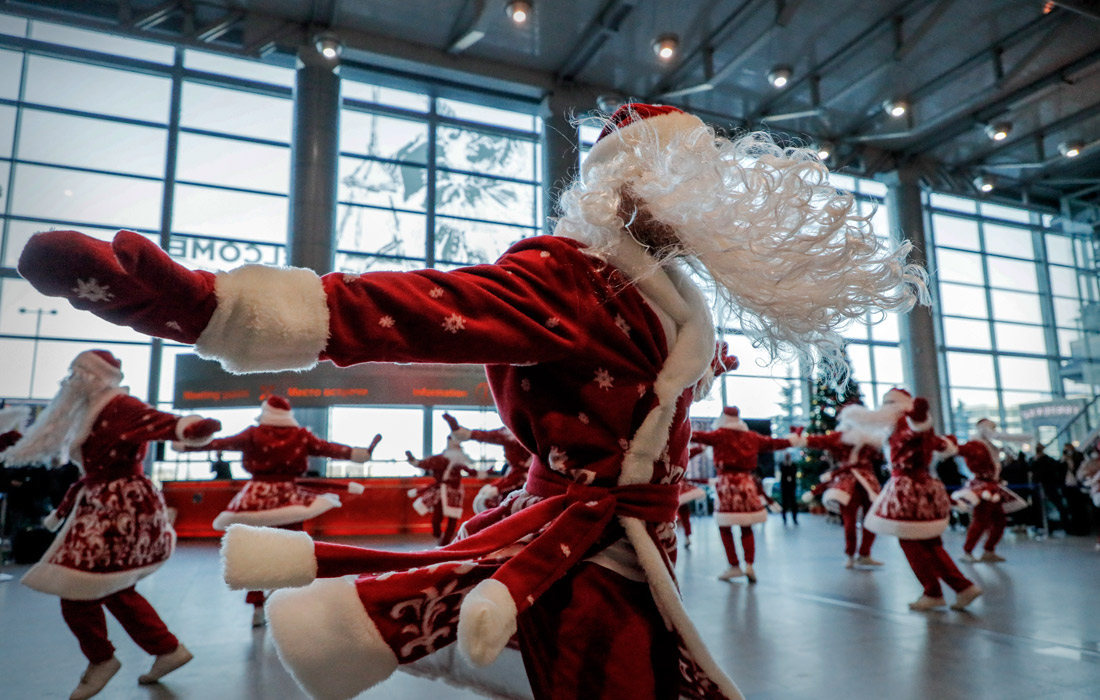 Флешмоб Дедов Морозов в аэропорту Домодедово
