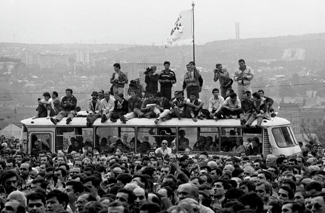 Митингующие в Тбилиси требуют отставки президента Грузии. Среди милиции и участников митинга есть раненые