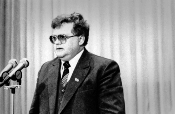 Эдгар Сависаар принимает поздравления от Михаила Горбачева