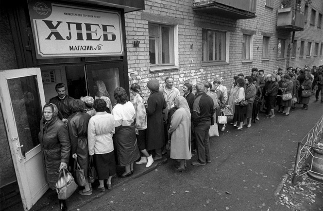 Жители Красноярска тратят по полтора часа в очередях за хлебом