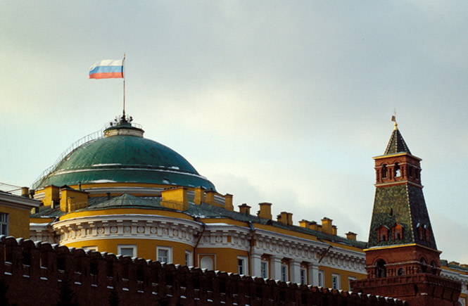 С флагштока над Кремлем спущен советский флаг, поднят российский