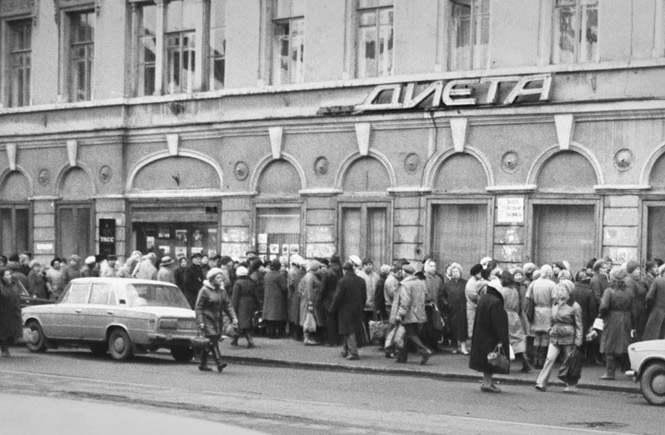 Петербург переходит на жесткий карточный режим