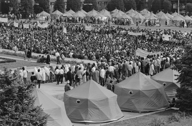 На центральной площади Душанбе десятый день без перерыва продолжается политический митинг