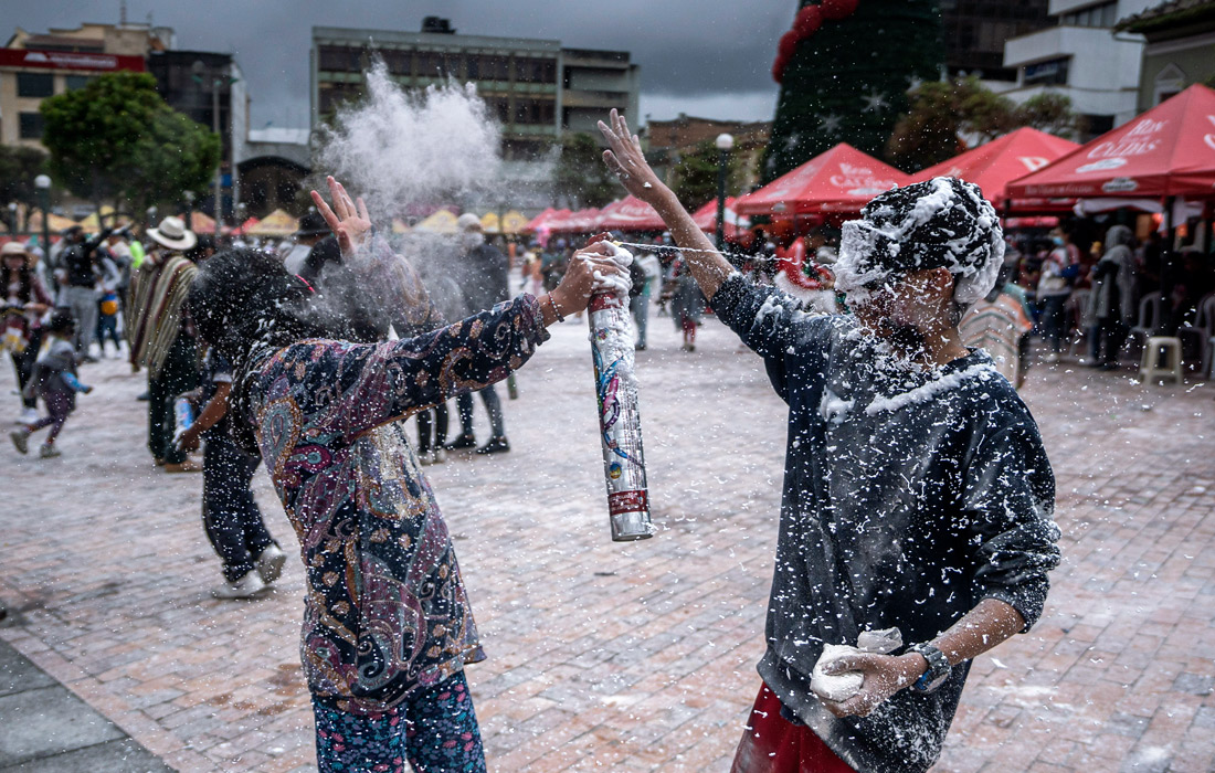 Участники ежегодного карнавала в Пасто, Колумбия